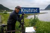 101_VV_Knutstad_Knut_og_skilt.